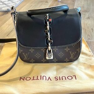 Authentic Louis Vuitton Chain It Leather handbag